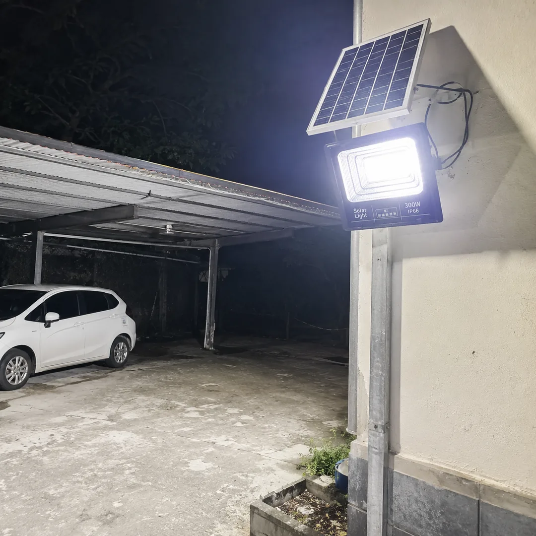 Πελάτης — PC-30 αναμμένο σε στέγαστρο/parking το βράδυ